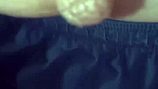 vuoi vedere il mio capezzolo da vicino sul piano?