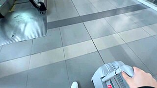 mi madrastra me hace correrme frotando nuestras almohadas calientes