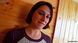 Figa stretta Addie Juniper pulsa in perizoma pizzo close-up HD