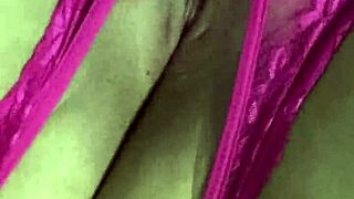 Me froto el coño mojado hasta correrme gimiendo fuerte