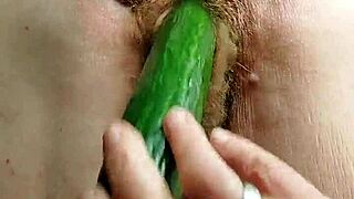 Mamie salope écarte sa chatte poilue pour baise allemande rude