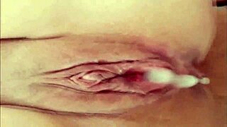 Hotwife tar creampie rätt framför maken