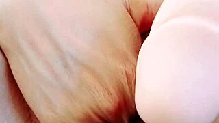 Dos veces me corrí duro con dildo enorme mi squirt cremoso épico