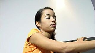 Miro a Lupe 18+ masturbarse al orgasmo con un palo