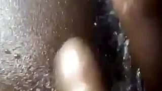 Musta perse squirttaa syvästä anaalisormituksesta