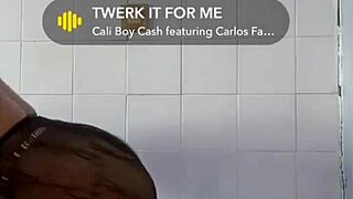 la dance du cul tremblent 🍑💦 ebony big ass shaking wild 😍