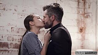 🤔 should i fuck my boss or play it safe??