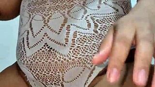 mi novia gime cuando la penetro sin condon y lleno su co�o de semen