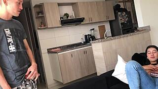 ¿Por qué pajearte con tu hermanastra si puedes verla masturbarse?