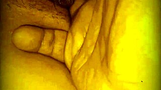 mi vecino fingers my pussy while husband works!! 😈