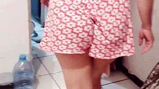 wow, auroraestelar pisses and rubs her big latina pussy in the shower