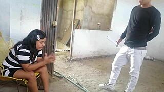 me follo al ingeniero sexi de mi esposo en la cama con su polla grande