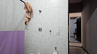 ¡Hijastra se corre duro en polla de padrastro tras tease en baño!