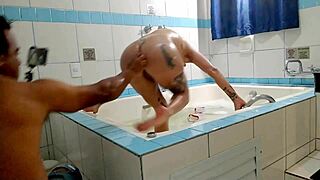 Loira sexy col culo rasato implora pompino anale ora