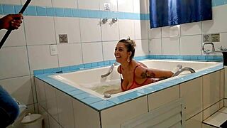 loira gostosa's shaved ass begs for anal sucking now