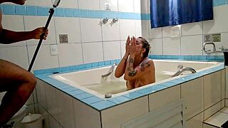 loira gostosa's shaved ass begs for anal sucking now