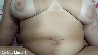 gostosa fez o pau do negão gozar tudo na cara