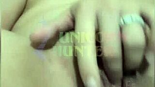  esfregando minha bucetinha agora dedando o cuzinho também na cama