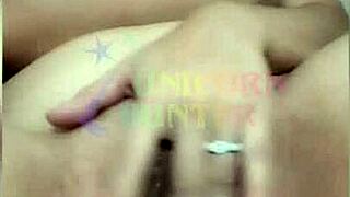  esfregando minha bucetinha agora dedando o cuzinho também na cama