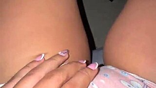 Necesito dedos profundos en mi coño jugoso colombiano ya