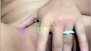  esfregando minha bucetinha agora dedando o cuzinho também na cama