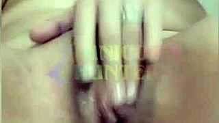  esfregando minha bucetinha agora dedando o cuzinho também na cama