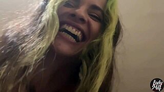 Dejé mi verga fuera y la traviesa latina la agarra para handjob