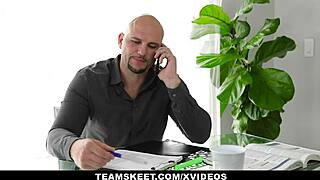 Chocolate Petite Binky Beaz Takes Facial from Doggystyle