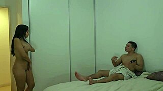 Le escondo la toalla a mi hermanastra para follarla duro en el baño