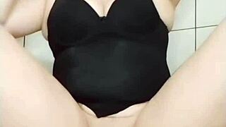 sólita con mi vibrador enorme... ¿vienes a ayudarme?
