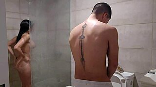 Le escondo la toalla a mi hermanastra para follarla duro en el baño