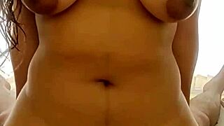 ¿quieres follar el culo de esta chica con tetas grandes?