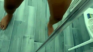 guarda me sborrare con questo cazzo enorme italiano