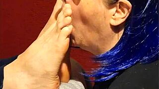 she craves sucking my toes in hot foot fetish play