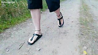 spaziergang barfuß in birkenstocks outdoor fußfetisch spaß