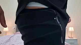 Ansima e geme con dialoghi sporchi italiani strappa mutande e si sega con sborrata enorme cazzo grosso orgasmo close-up