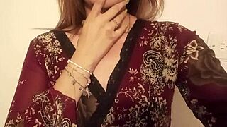 Tímida italian ninfómana flashes perfect tits masturbates outdoor leaking white pussy juice