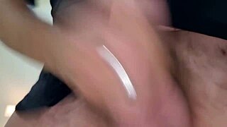 Ansima e geme con dialoghi sporchi italiani strappa mutande e si sega con sborrata enorme cazzo grosso orgasmo close-up