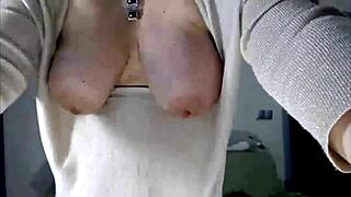 Hot mature anal slut spreads big pussy lips on webcam