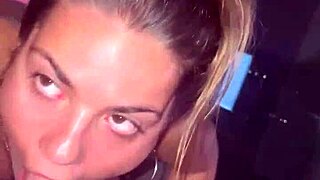 LA AMANTE DEVORA SU JUGUETE MONSTRUOSO EN UNA MAMADA SALVAJE!