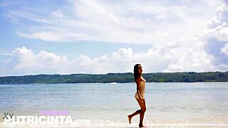 putri cinta shakes big ass and tits poolside till horny
