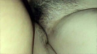 hijastra muestra su coño peludo en pov mientras gime y folla con pasión