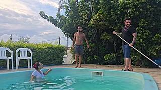 dei pros amigos do marido na cozinha enquanto ele limpava a piscina 😂🍆💦