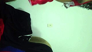 Mamãe Noel Safada Vibrates Chubby Buceta to Christmas Orgasm