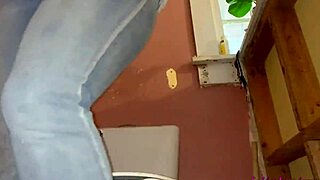 Curvy Goddess Pees From Plump Pussy