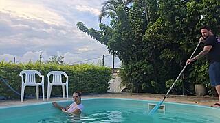 dei pros amigos do marido na cozinha enquanto ele limpava a piscina 😂🍆💦