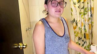 Pequeña sirvienta latina complaces jefe con ass shake y submissive fuck 🔥😏