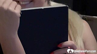 😍 hot teen teases her pussy and feet so good!