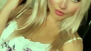 hot latina fitness babe flexes