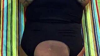 Ebony babe shakes big black ass seductively